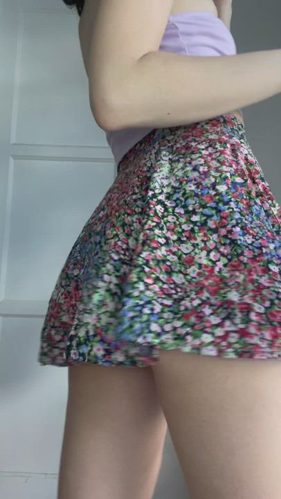 Would you mind if I sat on your face with the skirt still on? : video clip
