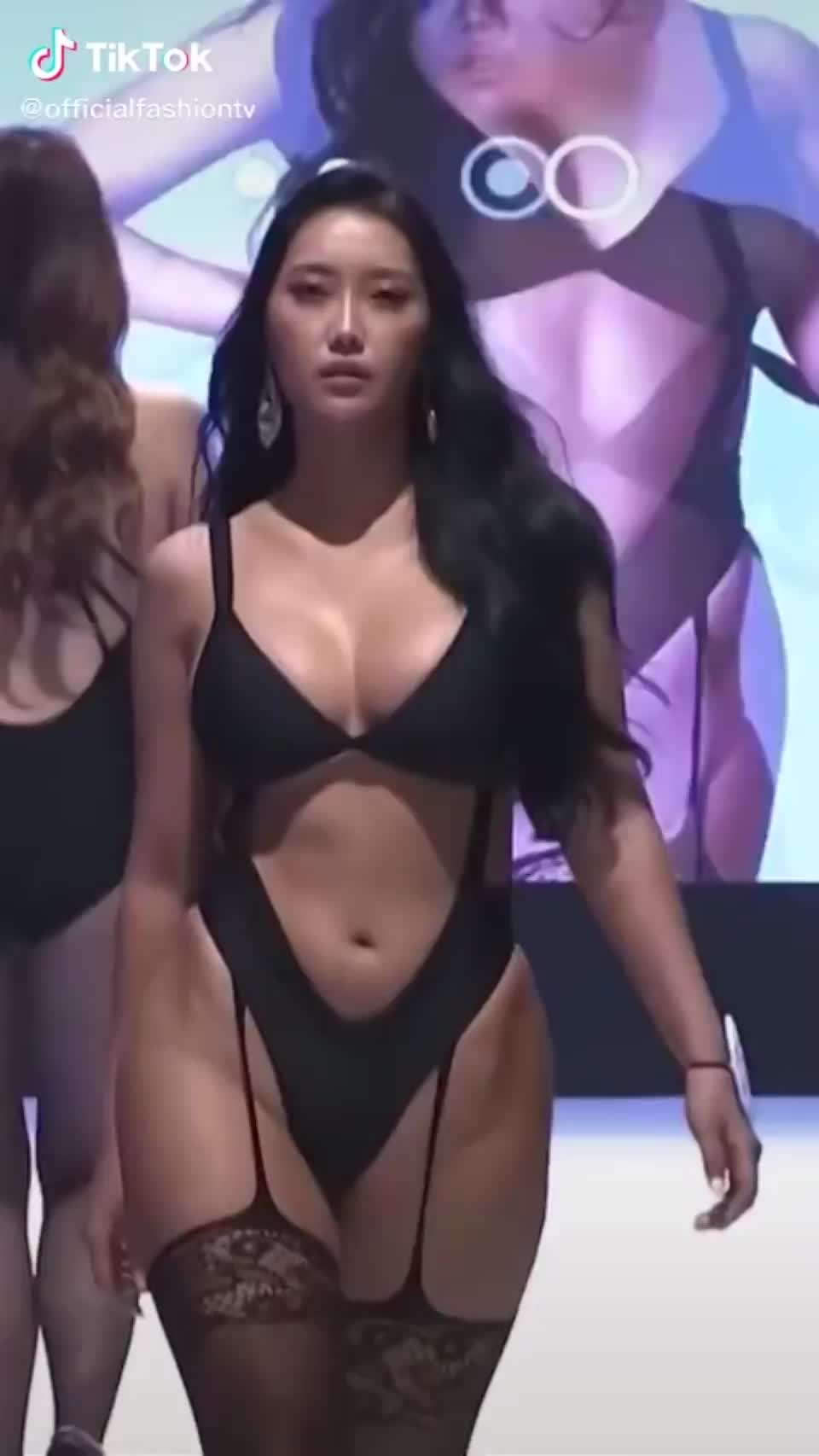 Breathtaking Babe : video clip