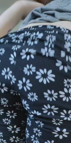 Big booty MILF needing a spanking! : video clip