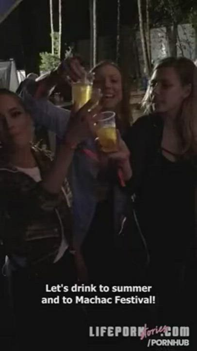 Guy fucks his 3 best friends at a concert : video clip
