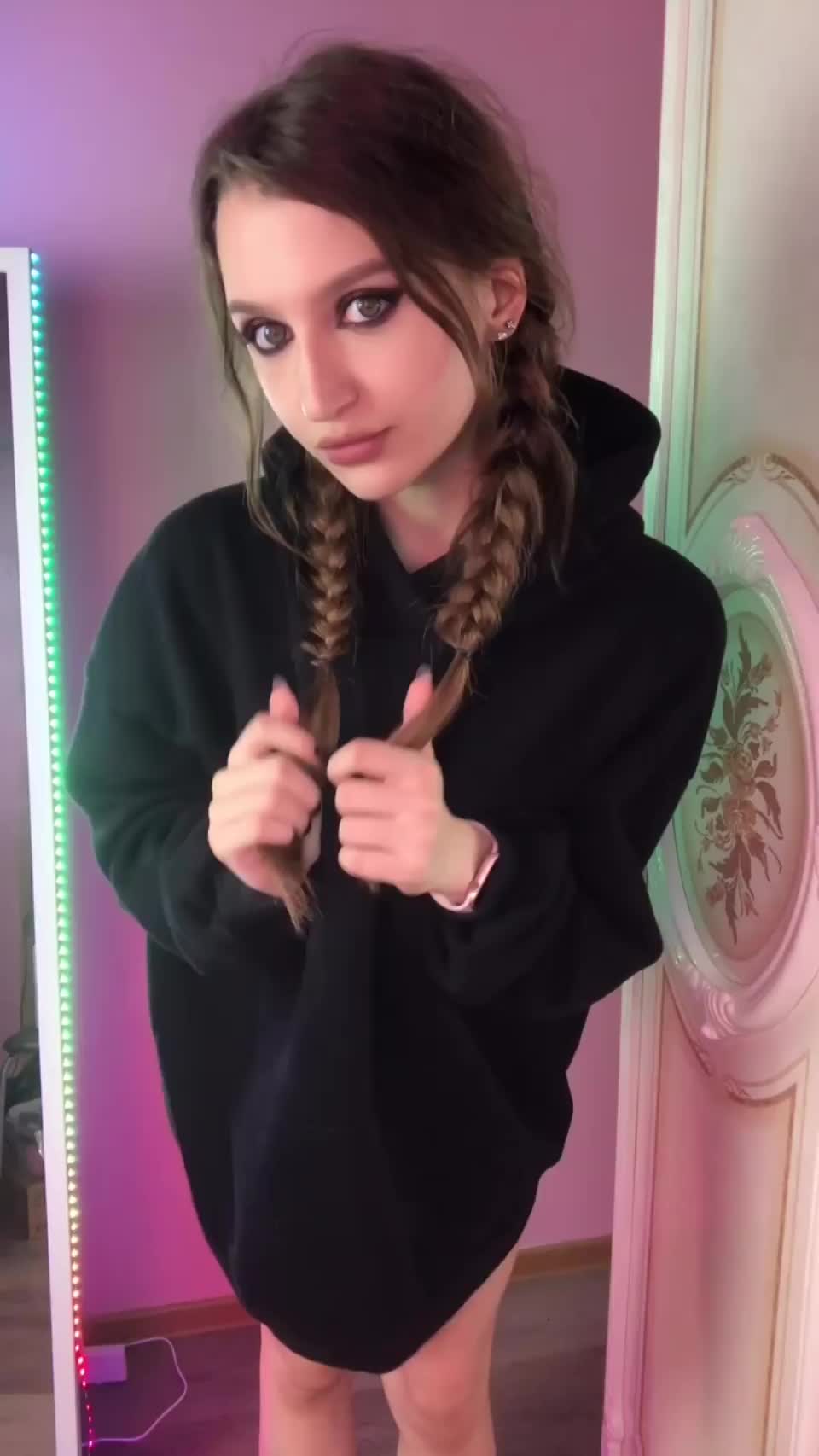 Just wanted to share my new piercing hehe : video clip