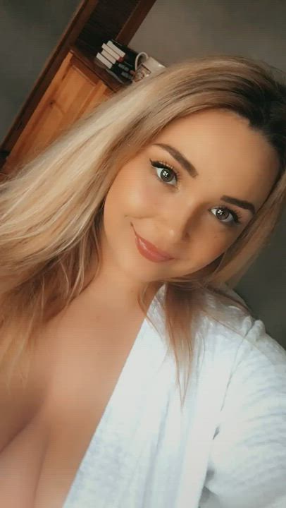 Does anyone still like milfs anymore? 😏 : video clip