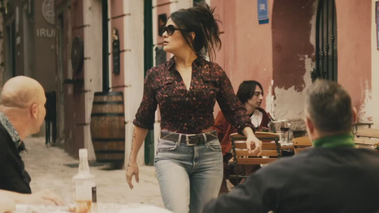 Salma Hayek getting her gorgeous meaty butt groped by some random dude : video clip