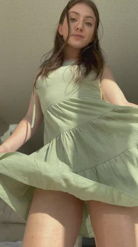 Imagine this dress in the wind : video clip