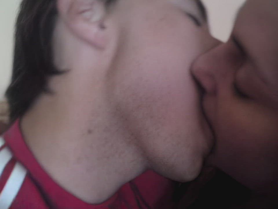 Hot kissing girlfriend : video clip