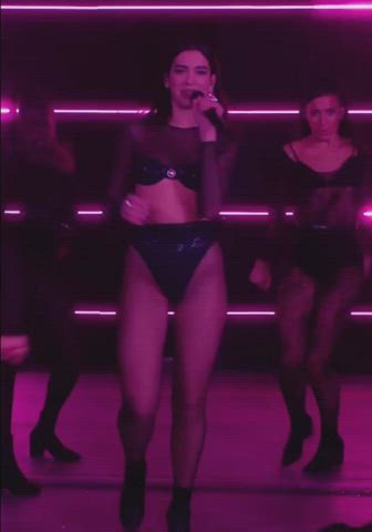 Dua Lipa's ass jiggling are hypnotic : video clip