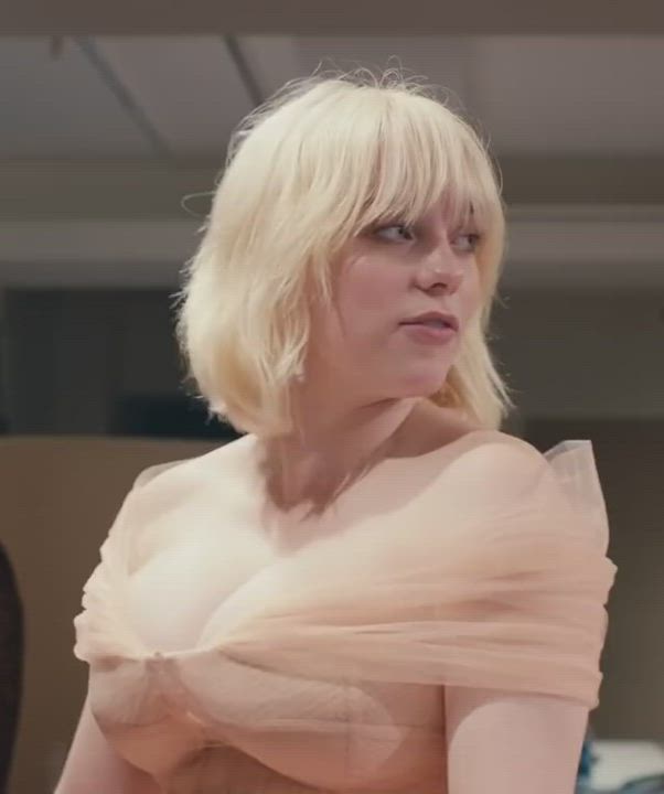 Jerk to billie eilish time. So glad she's embracing what we want : video clip