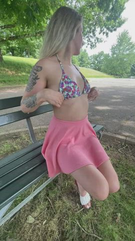 Relaxing at the park [gif] : video clip