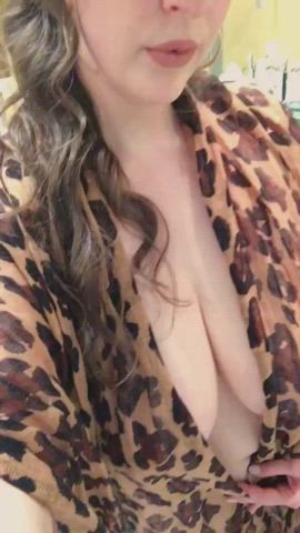 Enough curves to feed an army : video clip