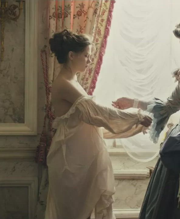 I watched the new Bond movie last night and I can't get the tits of Léa Seydoux out of my head : video clip