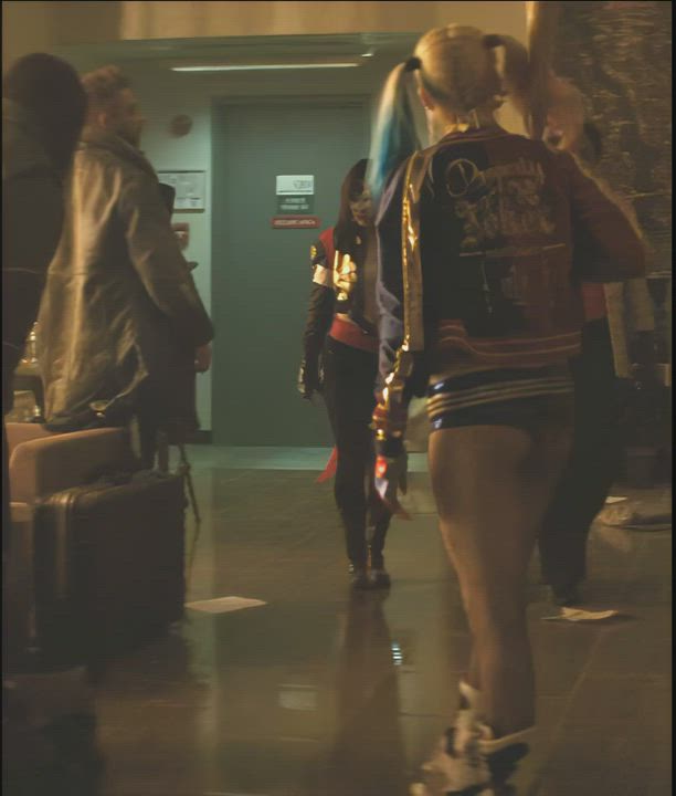 Margot Robbie's ass is pound worthy : video clip