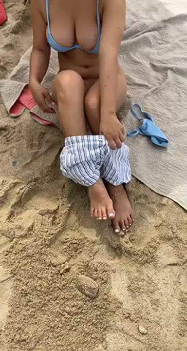 Changing my bikini at the beach : video clip