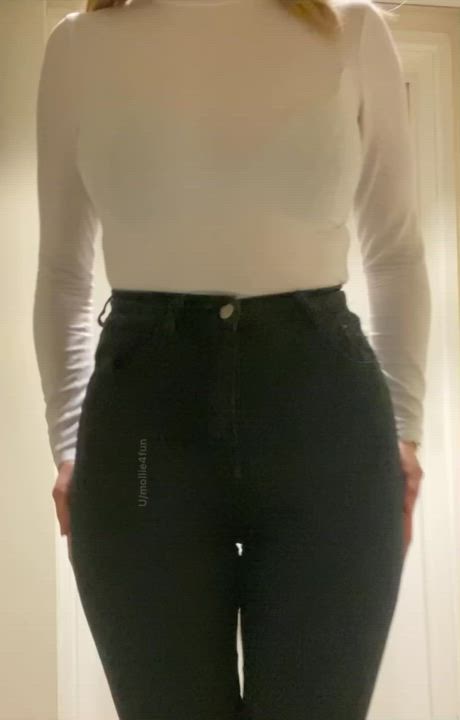 Meet me in the office bathroom if you want to fill my pussy : video clip