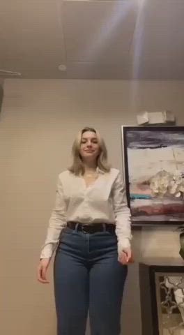 Does anyone know who she is? I can't find anything about her : video clip