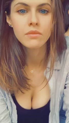Alexandra Daddario bouncing : video clip