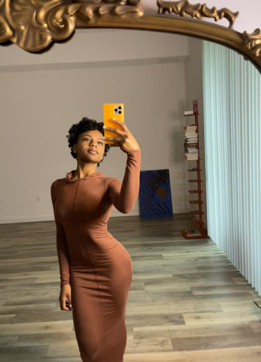 This dress accentuates my curves : video clip