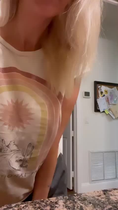 The always horny mom who loves her nipples sucked : video clip