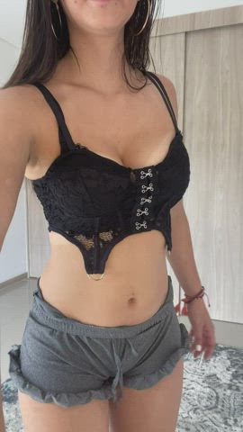 i'm just a horny girl trying to get your attention : video clip