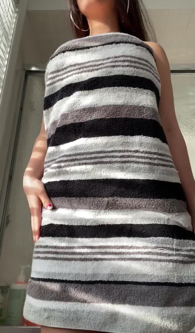 Oops! My towel fell 😳 : video clip
