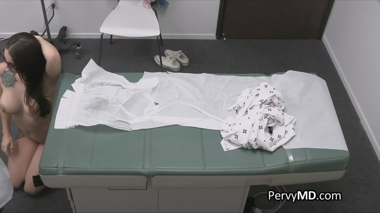 Busty patient blows doctor during yearly check up : video clip