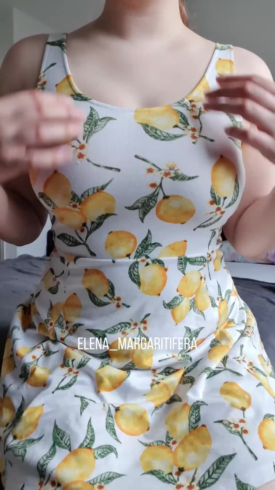 Here´s whats under my dress : video clip