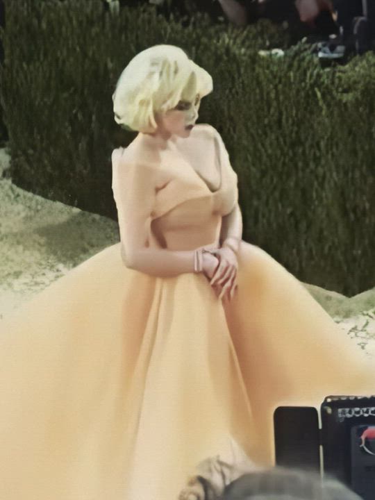A busty princess [Billie Eilish] : video clip