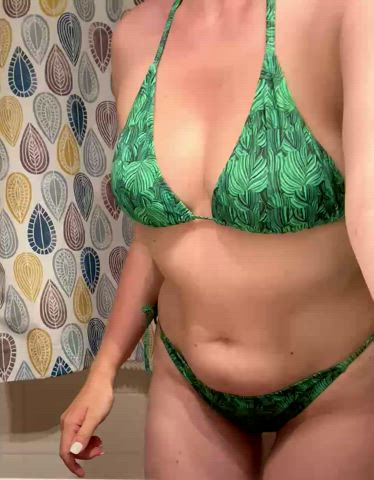 Time to shower after a long day at the beach ! : video clip