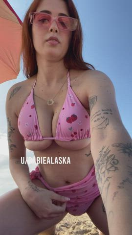 A reason to go to the beach with me : video clip