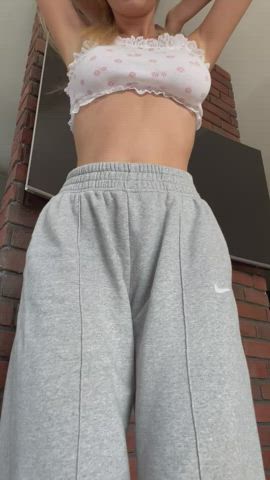 Playing with my pussy makes me so horny : video clip