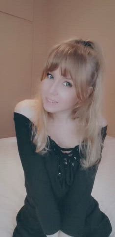 Wait till I turn around 😇 (19, Swedish) : video clip