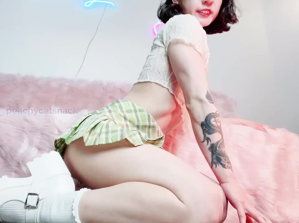 This petite Asian girl would like to feed you her juicy pussy 😋 : video clip