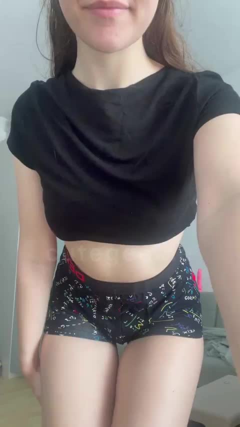Who would’ve known this computer science student enjoys showing her body online so much : video clip