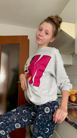 What would be your reaction if you come to the kitchen and see me like this : video clip