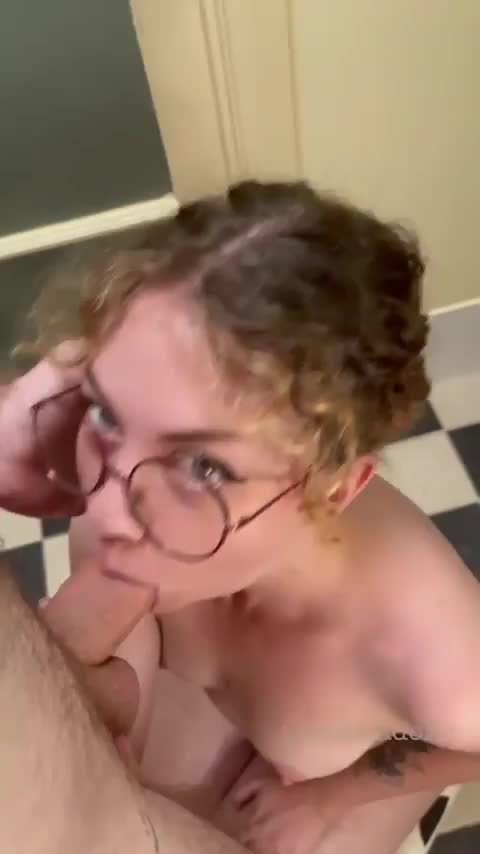 On my knees and there to please 😋 : video clip