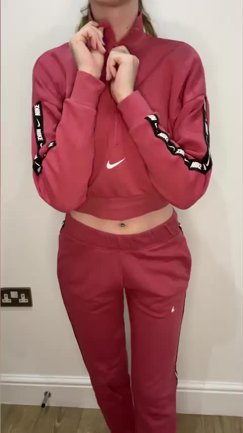 to tease you a little, I'll undress while slowly dancing!🥰 : video clip