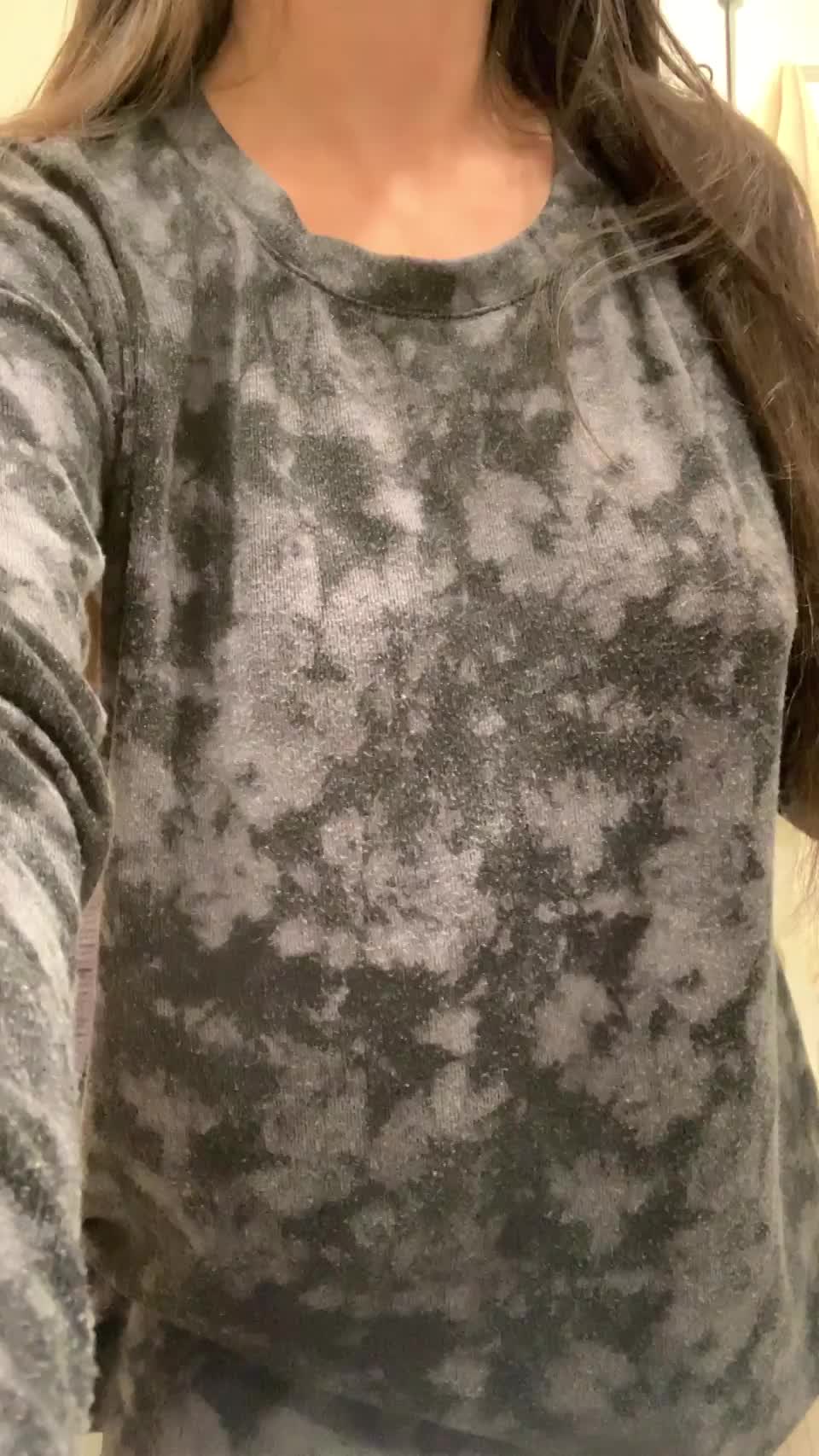 Big titties in oversize tees 🥰🍒 : video clip