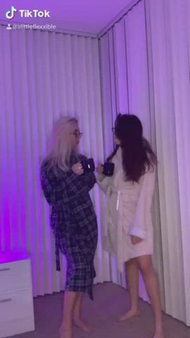 Friends go lez for TikTok likes : video clip