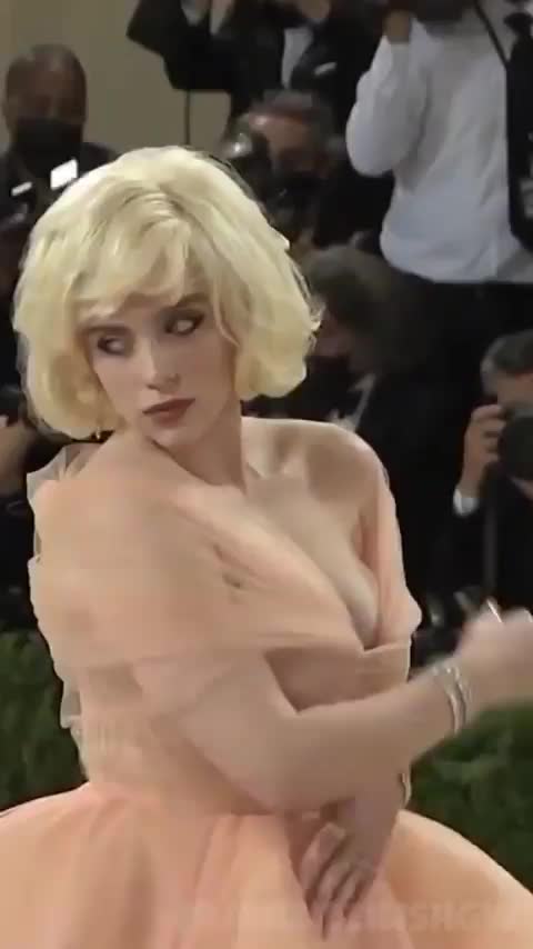 Billie Eilish and her massive tits : video clip