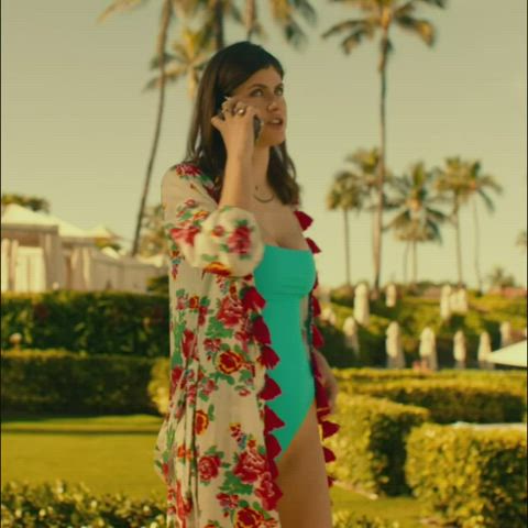 Alexandra Daddario's titty jiggle in a swimsuit : video clip