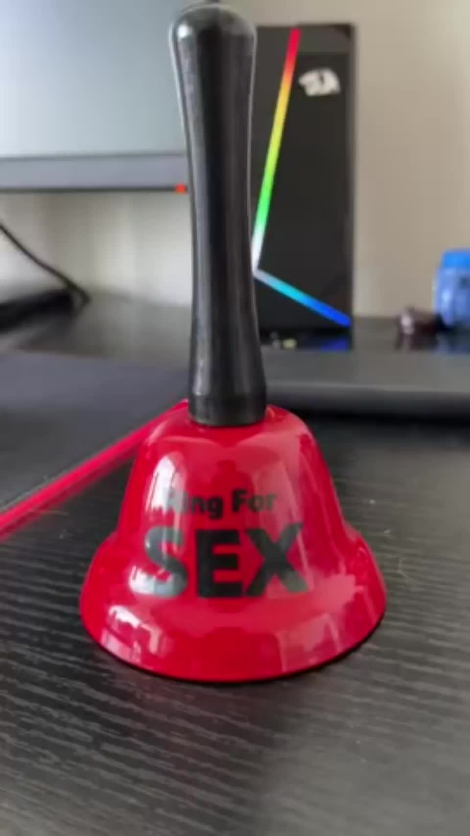 Suck my vagina while I play : video clip