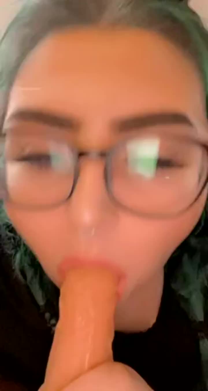 I love getting cum on my glasses : video clip