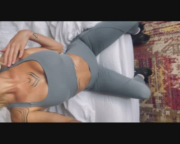 Showing Off Her Nice Tits : video clip