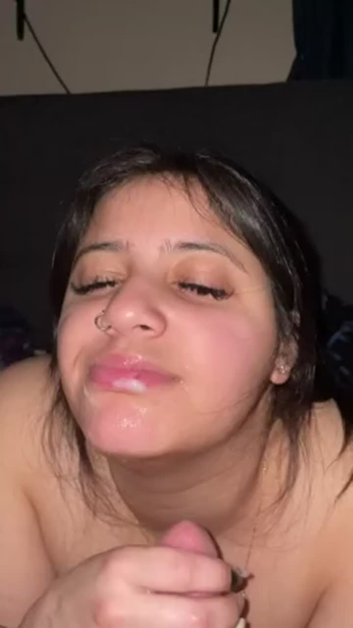 Little slut swishes big load around in her mouth : video clip