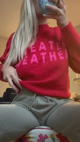 HappyHailey0104 drinking her coffee and dropping her titties : video clip