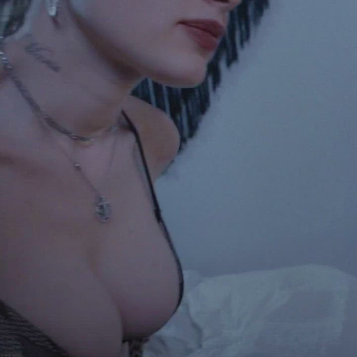 Julia Fox (at 29) best scenes in PVT chat (2021) : video clip