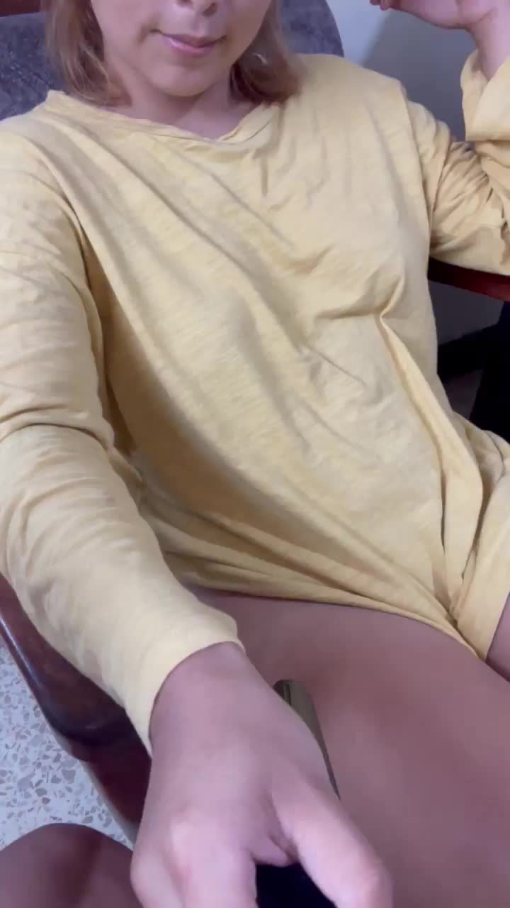 My pussy needs a lick before going to sleep : video clip
