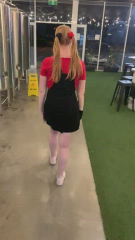This is how I give tips to the staff for good customer service in a bar [GIF] : video clip
