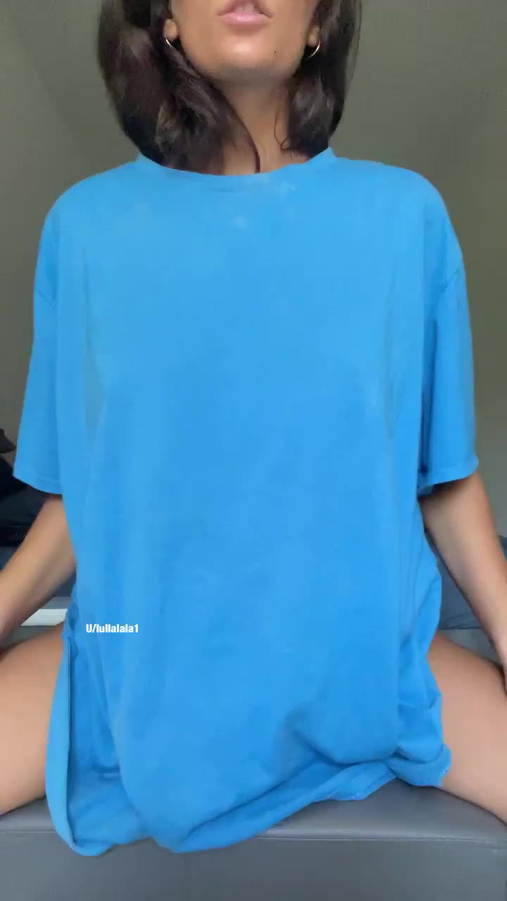 Maybe someone will appreciate a t shirt girl undressing for fun an’ making them drop : video clip