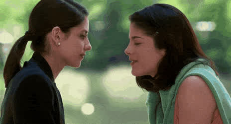 Sarah Michelle Gellar and Selma Blair making out : video clip