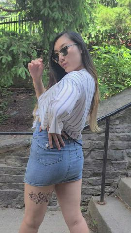 Barely got my ass out of this tight skirt : video clip
